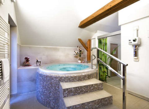 Romantická dovolenka v hoteli Tvrz Orlice**** s historickou atmosférou, polpenziou, wellness, masážou.