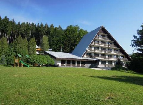 Dovolenka pri lese s ideálnou polohou na turistiku v hoteli Junior Piatrová** s polpenziou.