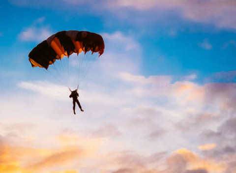 Parašutistický výcvik + odvážny zoskok bez inštruktora z výšky 1200 metrov.