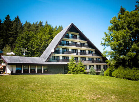 Dovolenka pri lese s ideálnou polohou na turistiku v hoteli Junior Piatrová** s polpenziou.