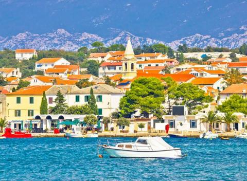 Zavítajte na výnimočný chorvátsky ostrov Pag, ktorý sa môže popýšiť piesočnatými plážami! Komfortná dovolenka v Pansion Comfort Bok. 