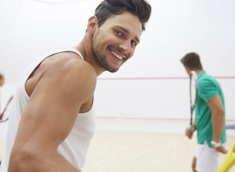 Prenájom squash kurtu alebo kettlebell s trénerom. Zoberte priateľov na squash – dynamickú hru, ktorá v dobrej partii môže byť zábavna.  