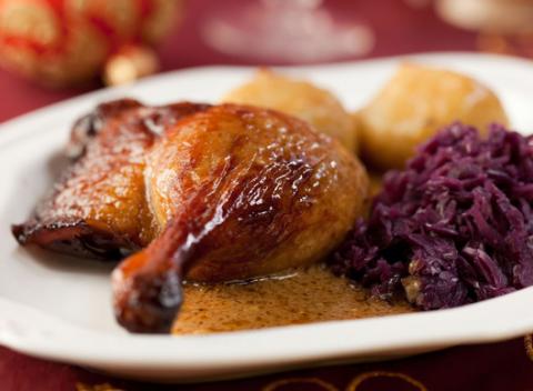 Chrumkavá červená kapusta, lahodné kačacie mäso a pravé zemiakové lokše. V reštaurácii Apetito v Trnave sa o vaše chuťové bunky postarajú.