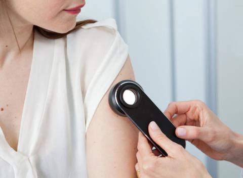 Dermatoskopické vyšetrenie všetkých znamienok. Chráňte si vaše zdravie a absolvujte preventívne vyšetrenie digitálnym dermatoskopom. 