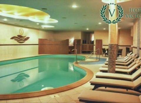 Luxusný hotel Victoria **** v Malej Fatre priamo láka k relaxu - wellness s bazénom, sauna a vírivka, k tomu pivný kúpeľ a chutná polpenzia.