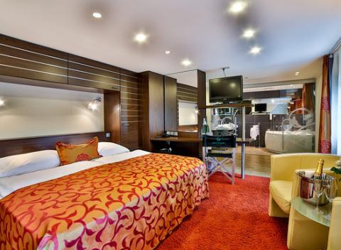 Naloďte sa na loď Rohan Boat Prague na brehu Vltavy a nechajte sa uniesť na vlne romantiky. Degustačná večera, ubytovanie v kajute, raňajky.