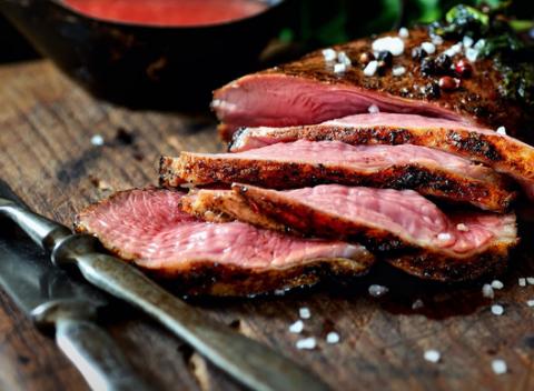 Argentínsky rump steak. Šťavnatý, stredne prepečený z kvalitného hovädzieho mäsa.  A k tomu vychladený pohár Prosecca.  