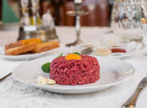 Tatársky biftek v 200 alebo 400 g porcii s hriankami si môžete vychutnať v jednej z najznámejších bratislavských kaviarní.