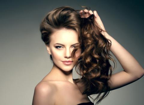 Pánsky strih, rekonštrukčná kúra na vlasy či luxusné farbenie olejovými farbami. Žiarivé, husté a zdravé vlasy vďaka salónu La Múzza.