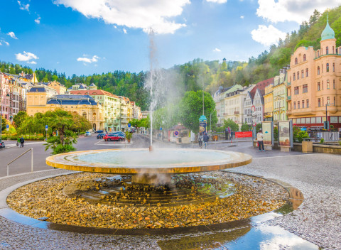 Spa Hotel IRIS **** priamo v centre s neobmedzeným wellness, bazénom, procedúrami a polpenziou.