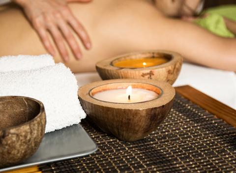 Nevšedná masáž olejovou sviečkou. Originálnosť tejto relaxačnej metódy zaručuje použitie špeciálne vytvorených olejových sviečok.