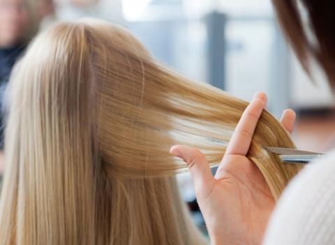 Doprajte vašim vlasom po studených zimných dňoch nový strih, zdravý lesk a hebkosť za použitia argánového oleja. V ponuke aj farbenie.