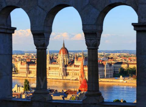Top Hostel v centre Budapešti pre 2 osoby s raňajkami. Príjemné zážitky a panorámy. Hostia môžu relaxovať radom zábavných možností. 