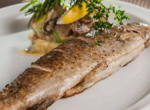 V Steak House vám pripravia chutného grilovaného pstruha na citrónovom tymiane, tlačené špenátové zemiaky a jogurtovo-limetkový dip. 