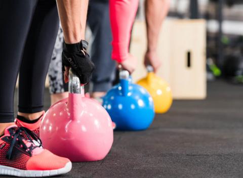 Zoberte priateľov na squash – dynamickú hru, ktorá môže byť aj slušnou zábavou, alebo si zacvičte s trénerom silový kettlebell. 