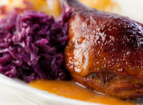 Kačacia sezóna v Trnave sa začína. Chrumkavá červená kapusta, lahodné kačacie mäso, ktoré sa až rozplýva na jazyku a pravé zemiakové lokše.