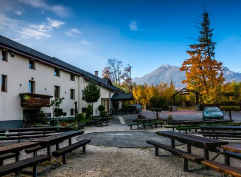 Ubytovanie s jedinečným výhľadom na panorámu Tatier. Rodinný penzión s najväčšou záhradou v Tatrách, ktorý ponúka služby na úrovni.