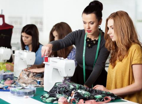 Zbohom rovnošaty z obchodov, v ktorých všetky vyzeráme ako jedna! Originalita je trendy. Navrhnite a ušite si vlastnú sukňu či top. 