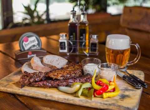 Jedzte, pite, oslavujte s rodinou, priateľmi či kolegami! Ochutnajte kilo rebierok a malé pivko Pilsner Urquell v ALFE.