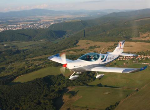 Pozrite sa na svet z poriadnej výšky. Máte možnosť si vyskúšať let športovým lietadlom s možnosťou pilotovania.