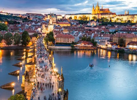 Užite si skvelý pobyt v stovežatej Prahe v hoteli City Lounge. Romantická výzdoba, 3-chodová večera, pohár vínka a len vy - dve hrdličky.  