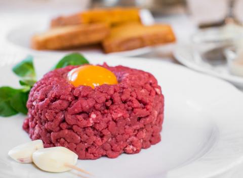 Preneste sa do dávnych čias so súčasnou lahôdkou. Tatársky biftek v 200 či 400 g porcii s hriankami si môžete vychutnať v kaviarni Štefánka.