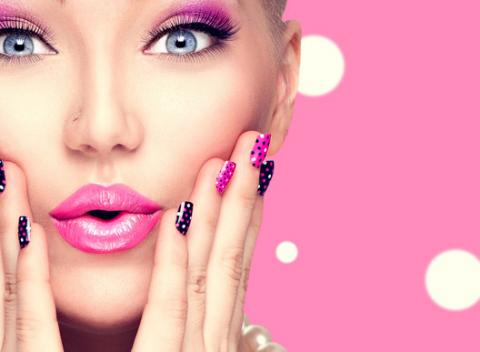 Krásne upravené nechty sú pýchou každej dámy. Vyskúšajte gélové nechty s originálnym zdobením alebo parafínovým zábalom.