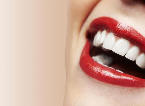 Žiarivý úsmev a zdravé zuby vďaka dentálnej hygiene. Predchádzajte zubným kazom a paradontóze pravidelnou starostlivosťou o váš chrup.