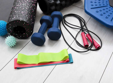 Sady fitness pomôcok na cvičenie od GymBeam – podložky, gumy, švihadlá, valce.