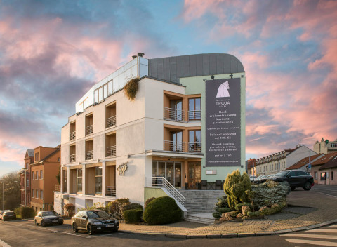 Praha blízko zastávky metra v prepychovej Deluxe izbe Hotela Troja **** s welcome drinkom a raňajkami.