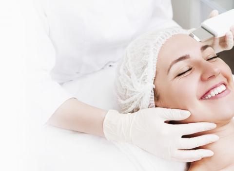 Doprajte vašej pleti starostlivosť v podobe čistenia ultrazvukom či diamantovej mikrodermabrázie, odvďačí sa vám za to nekonečnou krásou.