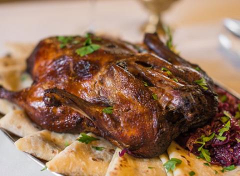 Čo by to bola za jeseň, keby nám sychravé dni nespríjemnila poctivá kačacinka? Kačacie hody pre 4 - 5 osôb vo Fratello pub.