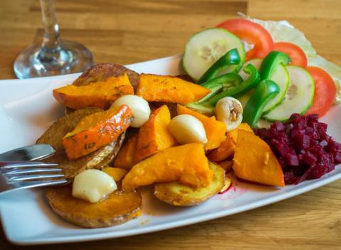 Jediná vegánska reštaurácia v Petržalke. Vegánstvo, to nie je veru med lízať. Príďte navštíviť túto skvelú reštauráciu ešte dnes.