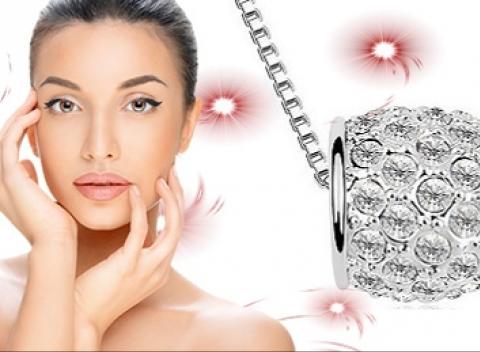 Elegantná retiazka s príveskom v tvare valca ozdobená nádhernými kryštálmi teraz za neodolateľnú cenu iba 9,90 €! Zaobstarajte žene svojho srdca tento očarujúci šperk, ktorý zahreje každé ženské srdce a pohladí jej dušu! Len teraz so zľavou až 45%!