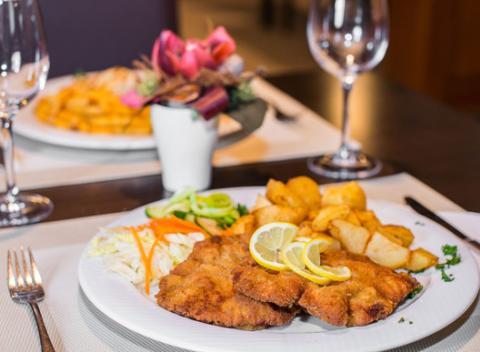 Domáci kurací či bravčový rezeň s prílohou. Príjemný výlet cestičkami Lužných lesov, ktorý môžete zavŕšiť skvelým jedlom. 