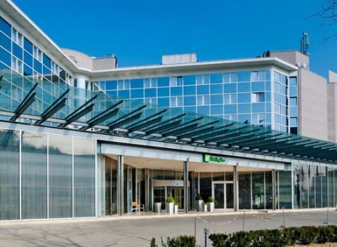 Spravte si výlet s celou rodinou do moravskej metropoly. Víkendový pobyt s raňajkami a wellness na streche v hoteli Holiday Inn**** Brno.