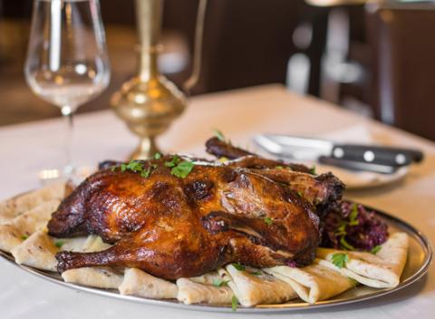 Čo by to bola za jeseň, keby nám sychravé dni nespríjemnila poctivá kačacinka? Kačacie hody pre 4 - 5 osôb vo Fratello pub.