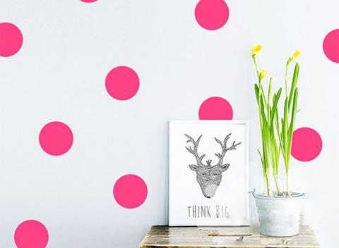 Zdajú sa vám steny vášho príbytku príliš fádne? Máme pre vás riešenie! Vyzdobte si ich štýlovými farebnými bodkami rôznych veľkostí. 