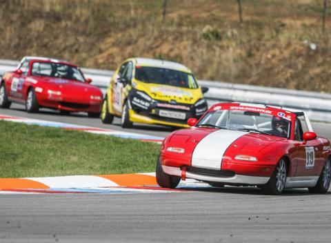 Porovnajte si svoje schopnosti jazdca s kamarátmi na jednom okruhu! Zážitok počas parádnej jazdy na Mazde MX-5 na Slovakia Ringu.