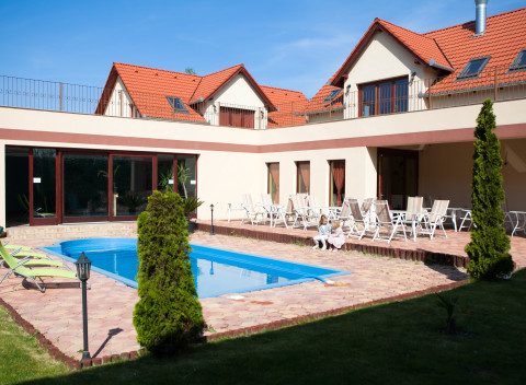 Kúpeľný Zalakaros v 3* Boni Családi Wellness Hoteli so vstupmi do wellness, s bazénom a polpenziou.