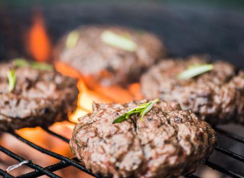 Viacero druhov chutných burgerov priamo z grilu s vašim obľúbeným nápojom v jednej z prevádzok Don Papa's Grill House.  