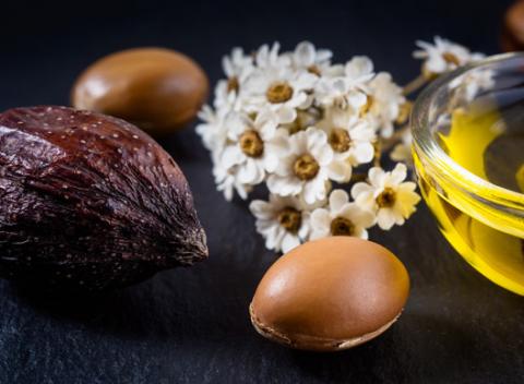 Argánový olej sa nazýva aj tekuté zlato s liečivými účinkami, či olej nekonečnej krásy. Skvelé účinky na zdravie a krásu.