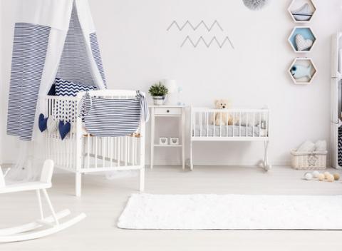 Pre bábätko je jeho postieľka takmer celým svetom. Detská postieľka z masívu vrátane matraca a 12-dielná sada či postieľka Hviezdička.