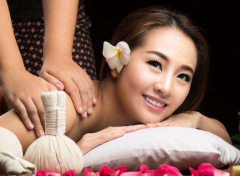 Nechajte prúdiť energiu vašim telom počas pravej thajskej masáže, ktorá príjemne uvoľňuje a pôsobí aj ako balzam na dušu. 