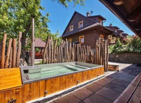 Dokonalý relax v Mýte pod Ďumbierom v komfortných apartmánoch a s privátnym wellness pod holým nebom.