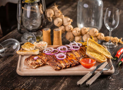 Pečené bravčové rebierka v pikantnej marinádev známom Hacienda & El Diablo v centre Bratislavy.