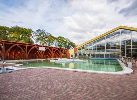 Aj keď je vonku zima, vy sa môžete vyhriať v saune a zrelaxovať v penzióne Villa Lux neďaleko termálneho kúpaliska vo Veľkom Mederi.