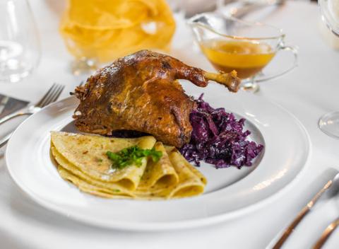 Vydajte sa na prechádzku na hrad Devín a zavŕšite ju skvelým pohostením v reštaurácii hotela Hradná Brána. Kačacie hody pre 1 až 4 osoby. 