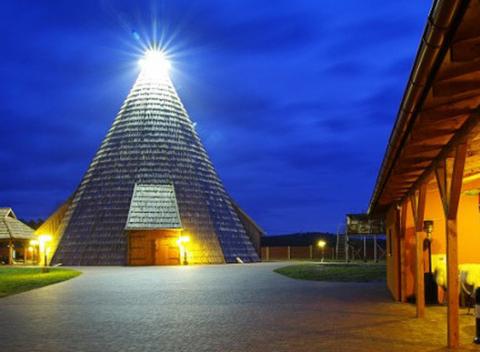 Zážitkový pobyt v jedinečnom Vigvam rezorte kúsok od Prahy, s ubytovaním v modernom penzióne, polpenziou, wellness a degustáciou vín. 