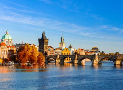 Nie len slnečné leto, ale aj chladnejšie mesiace majú v Prahe svoje čaro. Pobyt v centre mesta pre dvoch s raňajkami v 4* hoteli Seifert. 